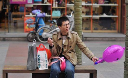 日本姐妹首次来中国，刚走到大街上愣了：中国男人为啥会这样？