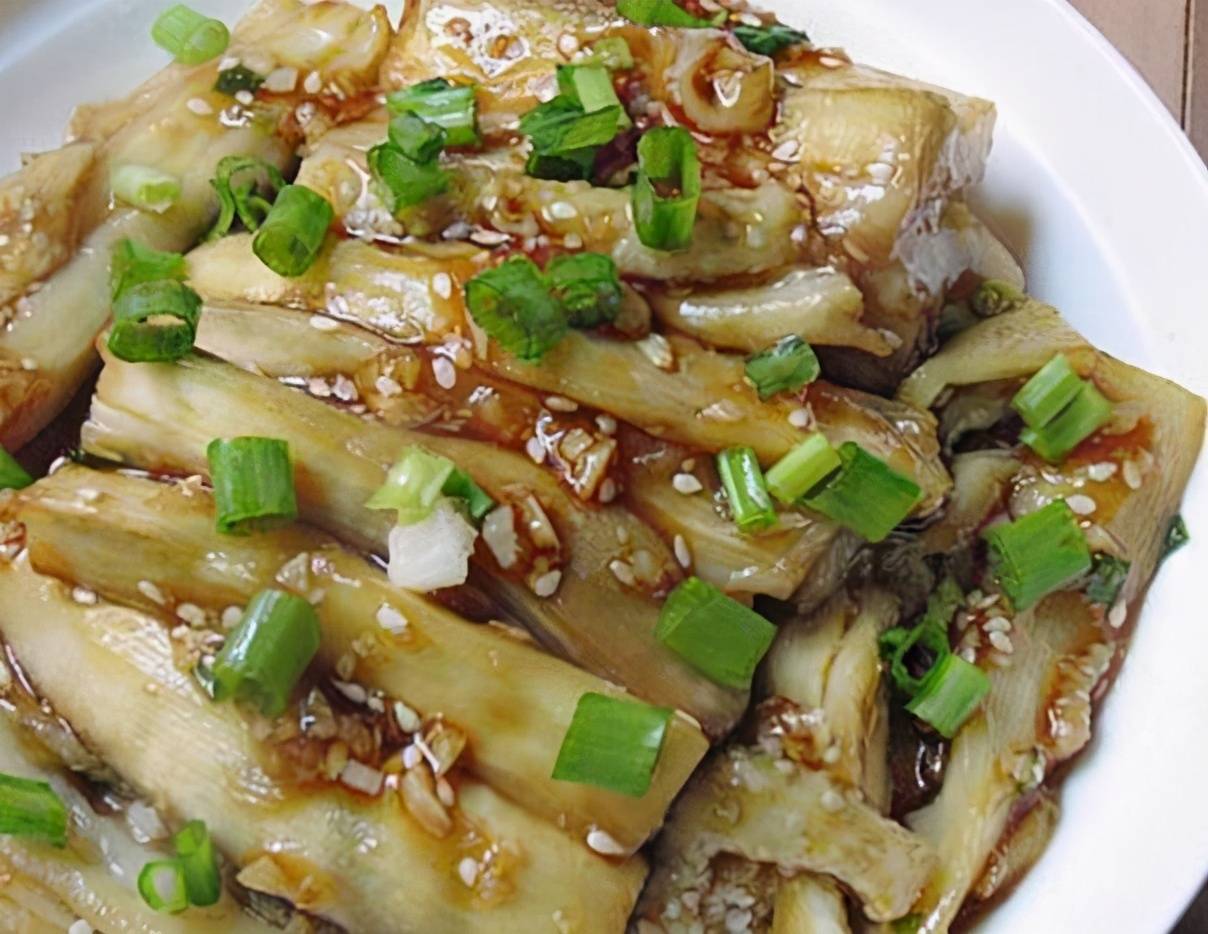 炒锅放入葱油烧热,下入甜面酱略炒,加水,白糖,醋,精盐,味精烧开;6.
