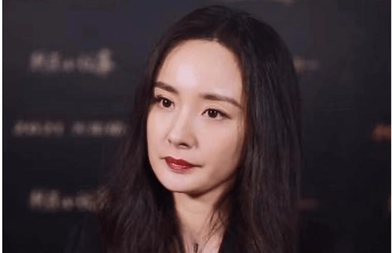 杨幂的近照好憔悴,采访时还老托着下巴挡颈纹,肉眼可见的老了!