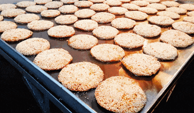 除了煎堆,佛山人还喜欢起油镬,炸油角,意味着来年"油水"多.