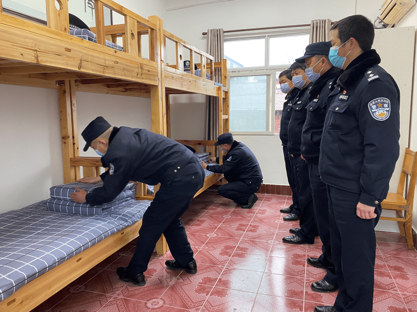 怀铁公安:慈利站派出所开展内务整理大练兵_队伍