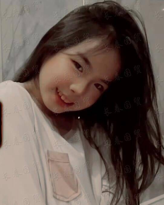 黄奕曝八岁女儿近照 乖巧可爱淑女范十足