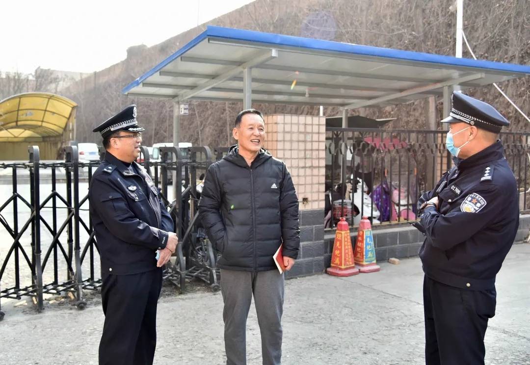 西安公安长安分局局长李会贤开展节前检查深入基层慰问一线民警及退休