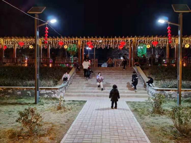 巩义市八陵村彩灯璀璨迎新春浓浓年味扑面来