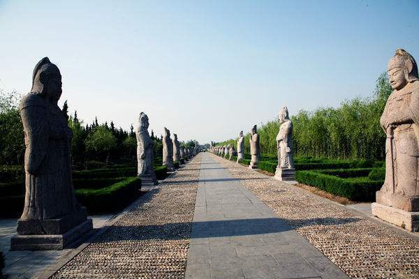 周赧王害怕诸侯在夺鼎之争时伤到自己,就把九鼎沉入泗水,对外谎称九鼎