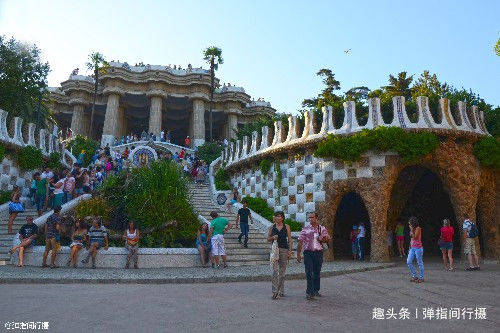 西班牙巴塞罗那高迪公园，设计奇思妙想，镇园之宝是一条彩色蜥蜴