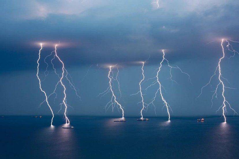 国际空间站拍到"直线闪电",一股蓝色喷流直射太空,长达20公里