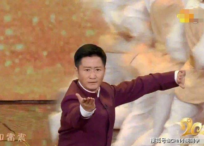 2月12日报道2021年央视春晚圆满落幕,男星吴京身穿红色唐装登台表演