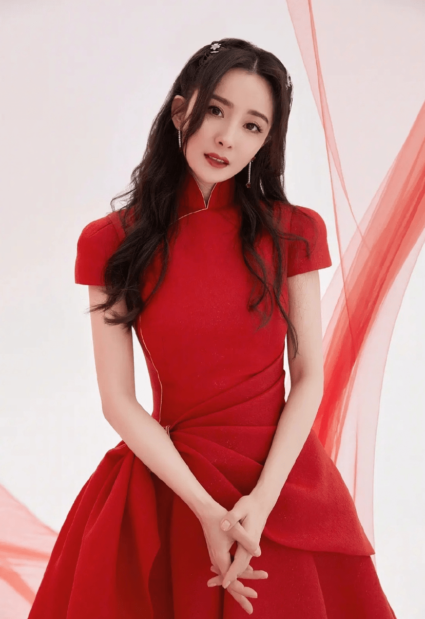 搜狐娱乐讯 多位女星2021年央视春晚红裙新年造型出炉,佟丽娅,杨幂