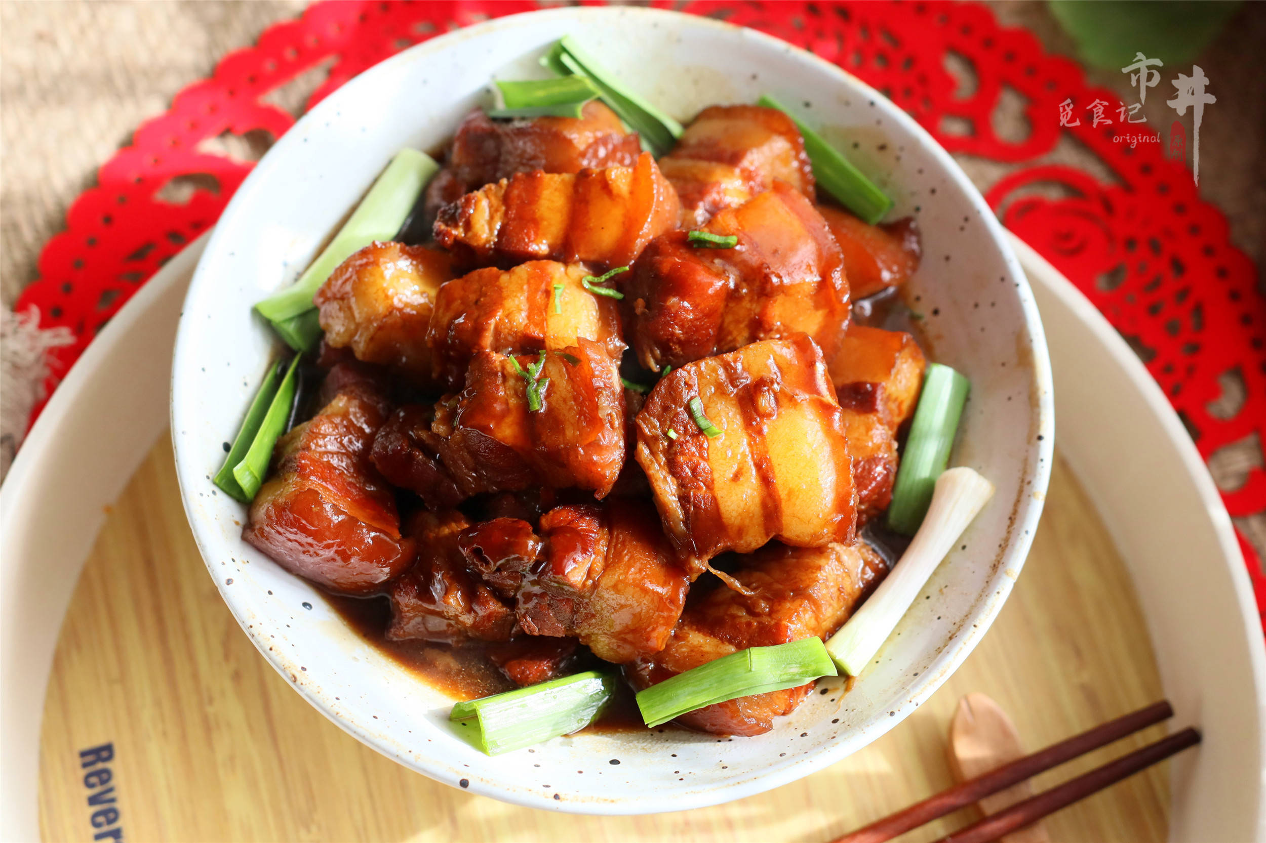 别看红烧肉是国民解馋菜,日常饮食中很常见,但这道菜即便是宴席上端上