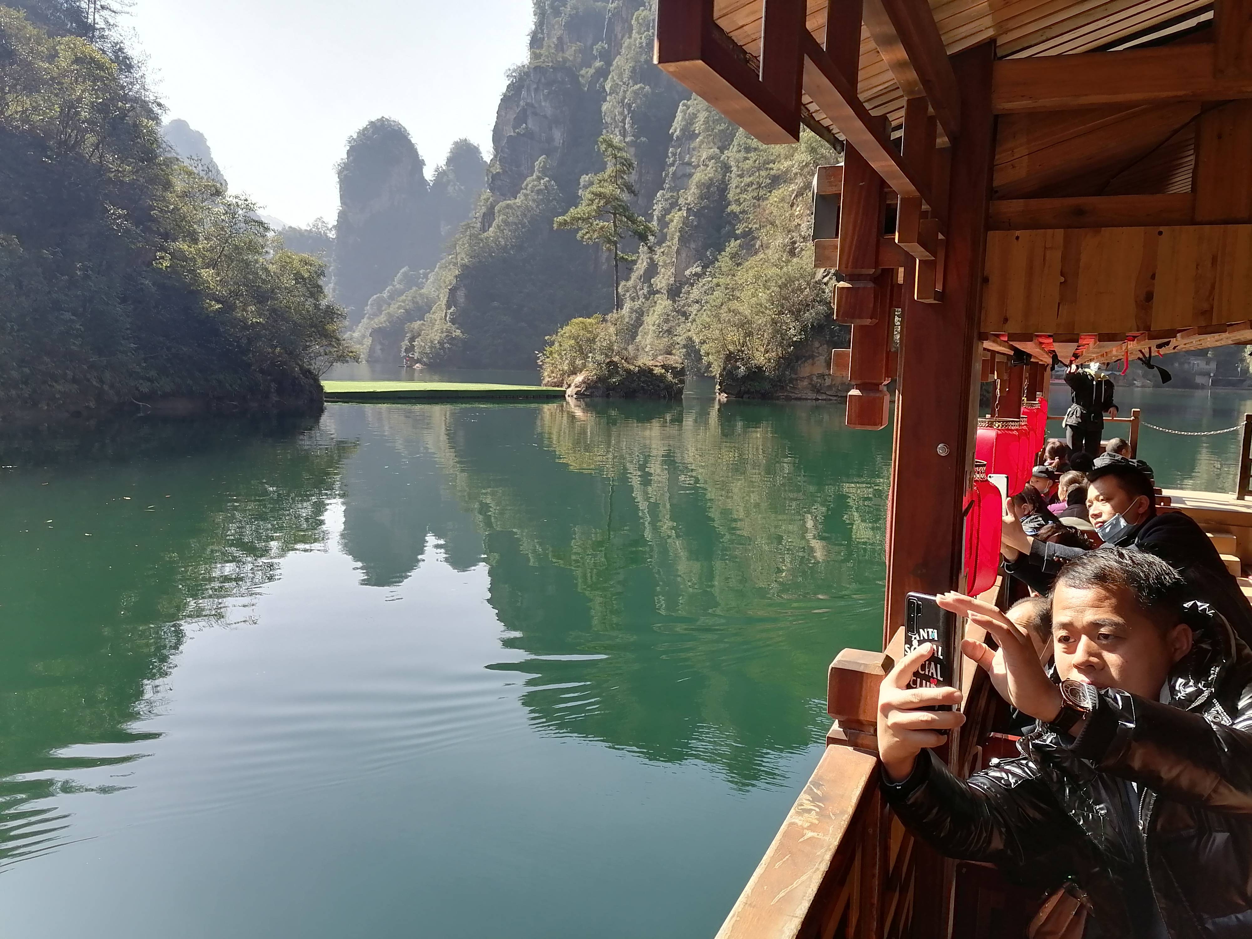 张家界宝峰湖景区:绿水青山歌醉人