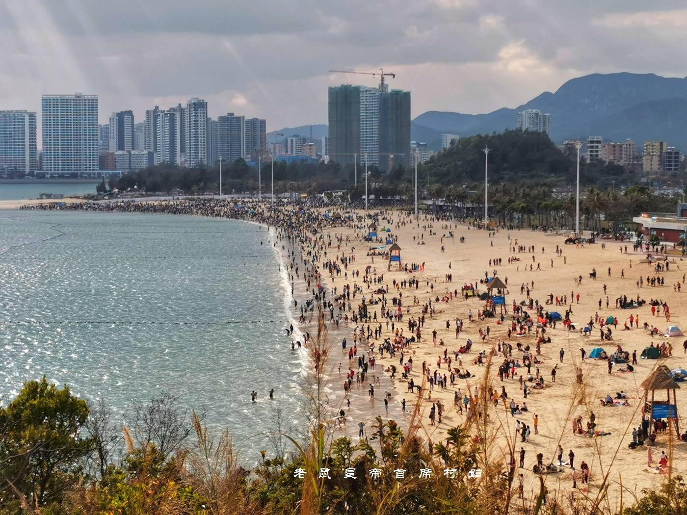 1800万深圳人原地过年,大亚湾海边人山人海,这也太热闹了