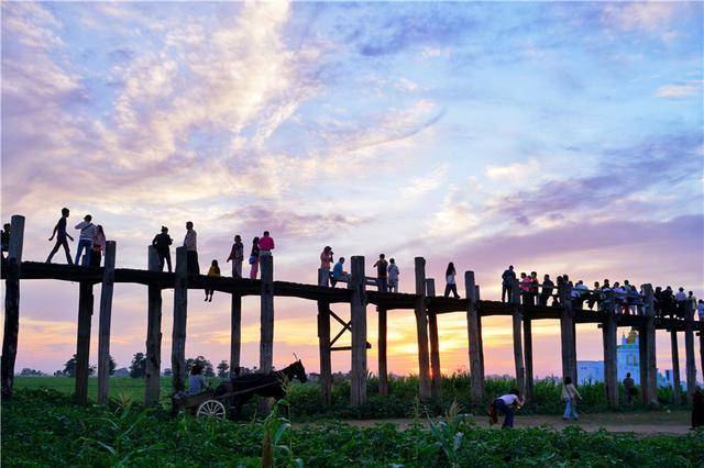 缅甸有一座世界最古老的柚木桥，价值上百亿，日出日落时候最美