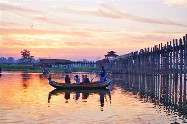 缅甸有一座世界最古老的柚木桥，价值上百亿，日出日落时候最美