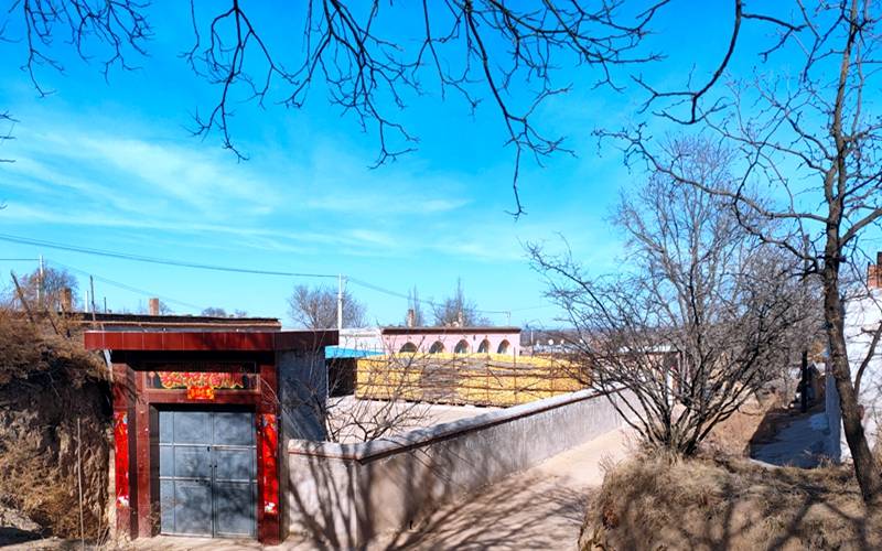 东堡村位于山西省大宁县三多乡县城南15公里处西南的垣面上,该村辖上