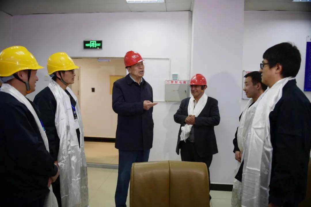 吴英杰在那曲市嘉黎县林芝市波密县看望基层干部群众