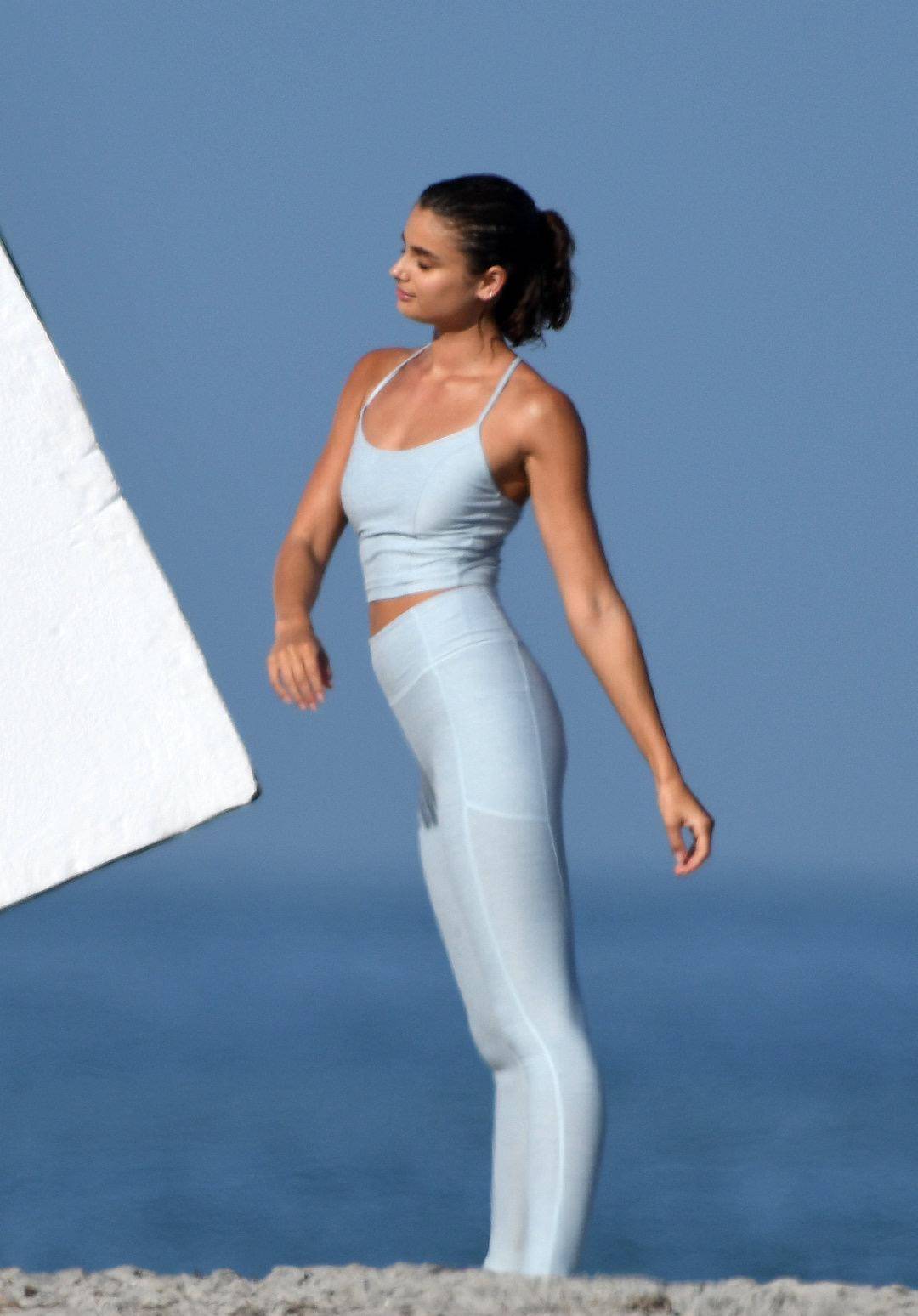 超模戴头纱拍维密睡衣大片,穿梅花暗纹清新套装,蜜色身材太惹眼