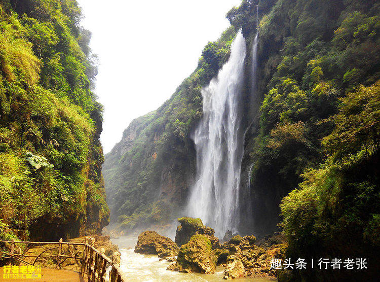 贵州兴义有一条200米深的峡谷，是地球的伤疤，一眼能看13条瀑布