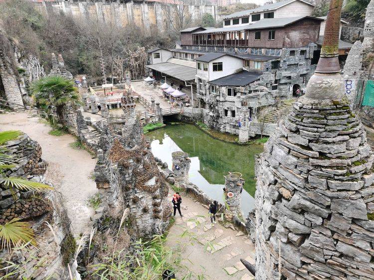 多彩贵州爽爽贵阳花溪之下的山谷建了一座奇幻城堡