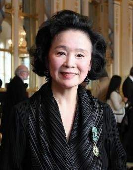 她是韩国著名女演员,因为患上疾病而惨遭家人抛弃,太可怜了!_尹静