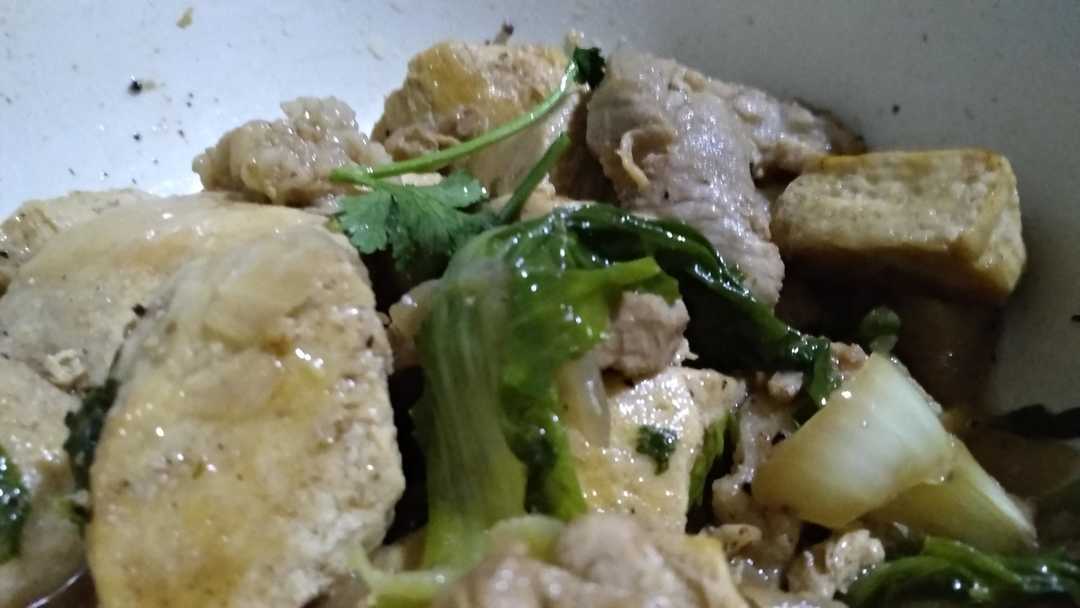 冻豆腐煎成金黄色 再放点儿肉 吃起来别有一番滋味 进行