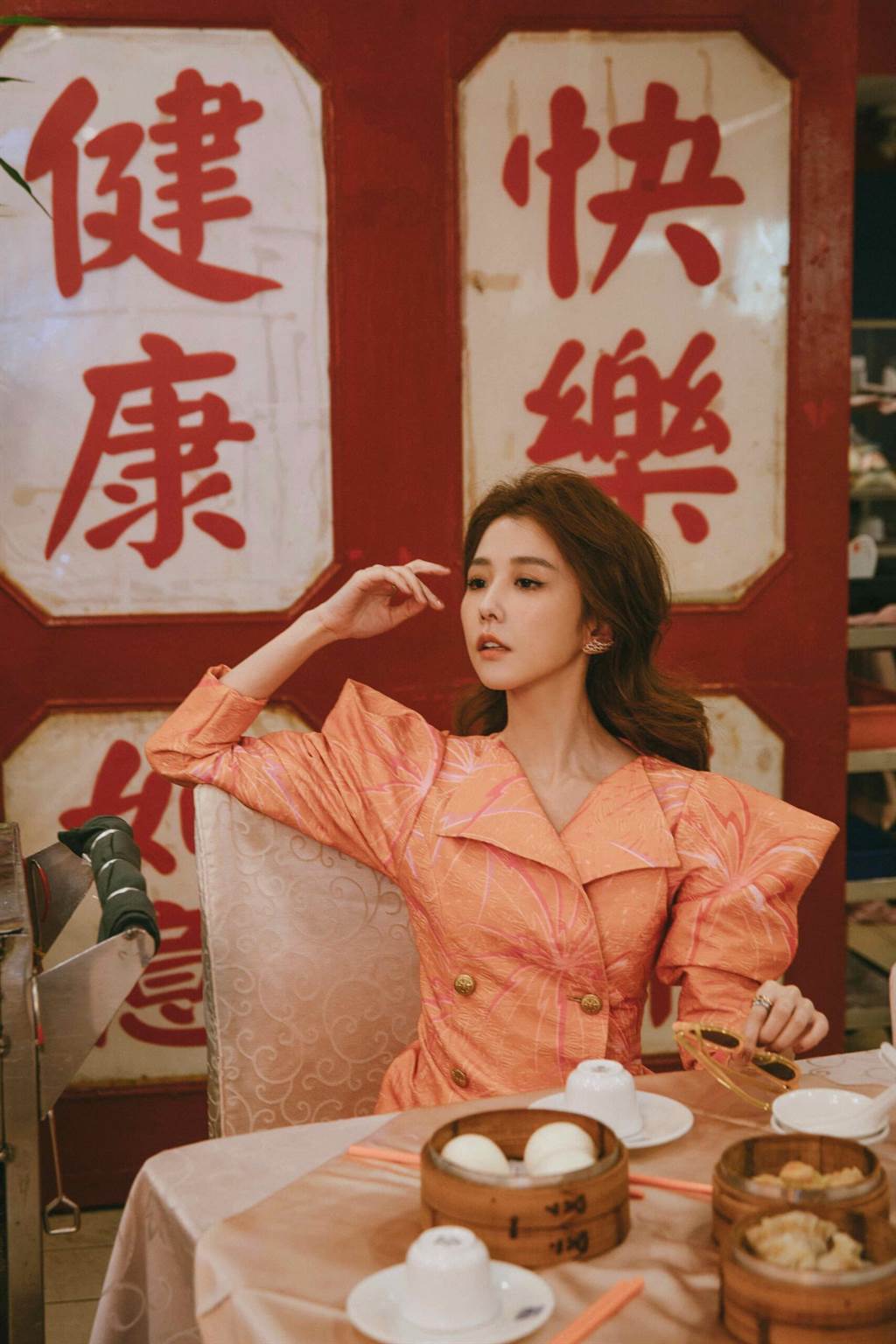 邵雨薇砸30万发20红包复古扮相化身林青霞