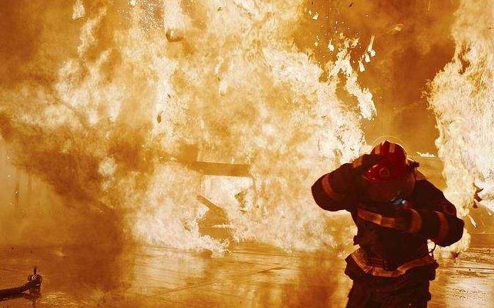 原创影评《烈火英雄》,没有七彩祥云,所谓英雄,是挺身而出的普通人