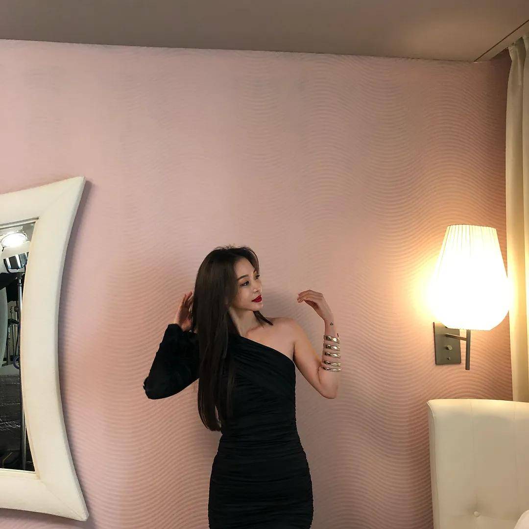 张雨绮春晚首秀土上39亿热搜哈哈哈大胸妹穿衣真没救了吗