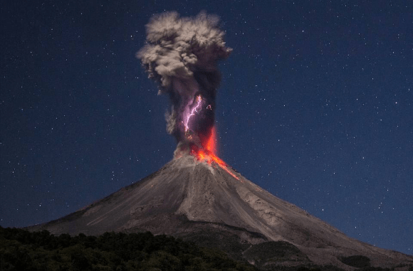 为什么有些火山喷发的时候，会带有大量的闪电？