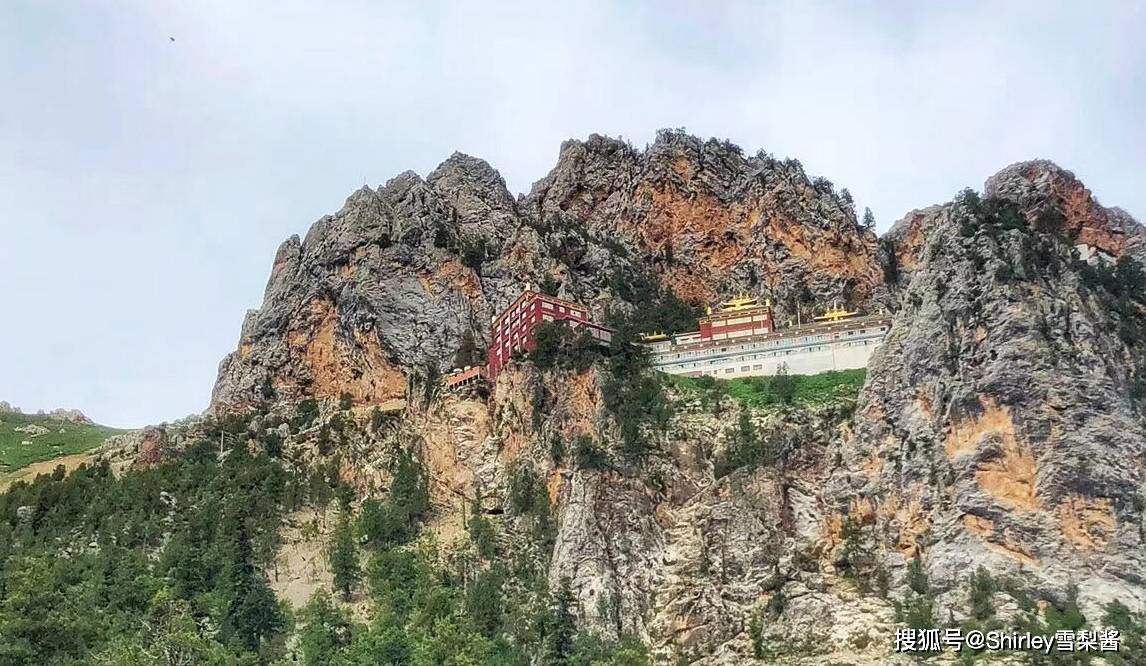 超震撼！寺庙嵌在海拔4000米的悬崖，镇寺之宝还是文成公主的嫁妆