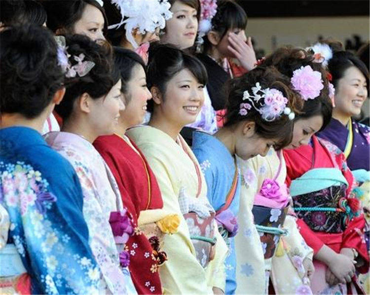 日本最“污”的节日，男性看见美女就抱住，女游客脸红不敢靠近