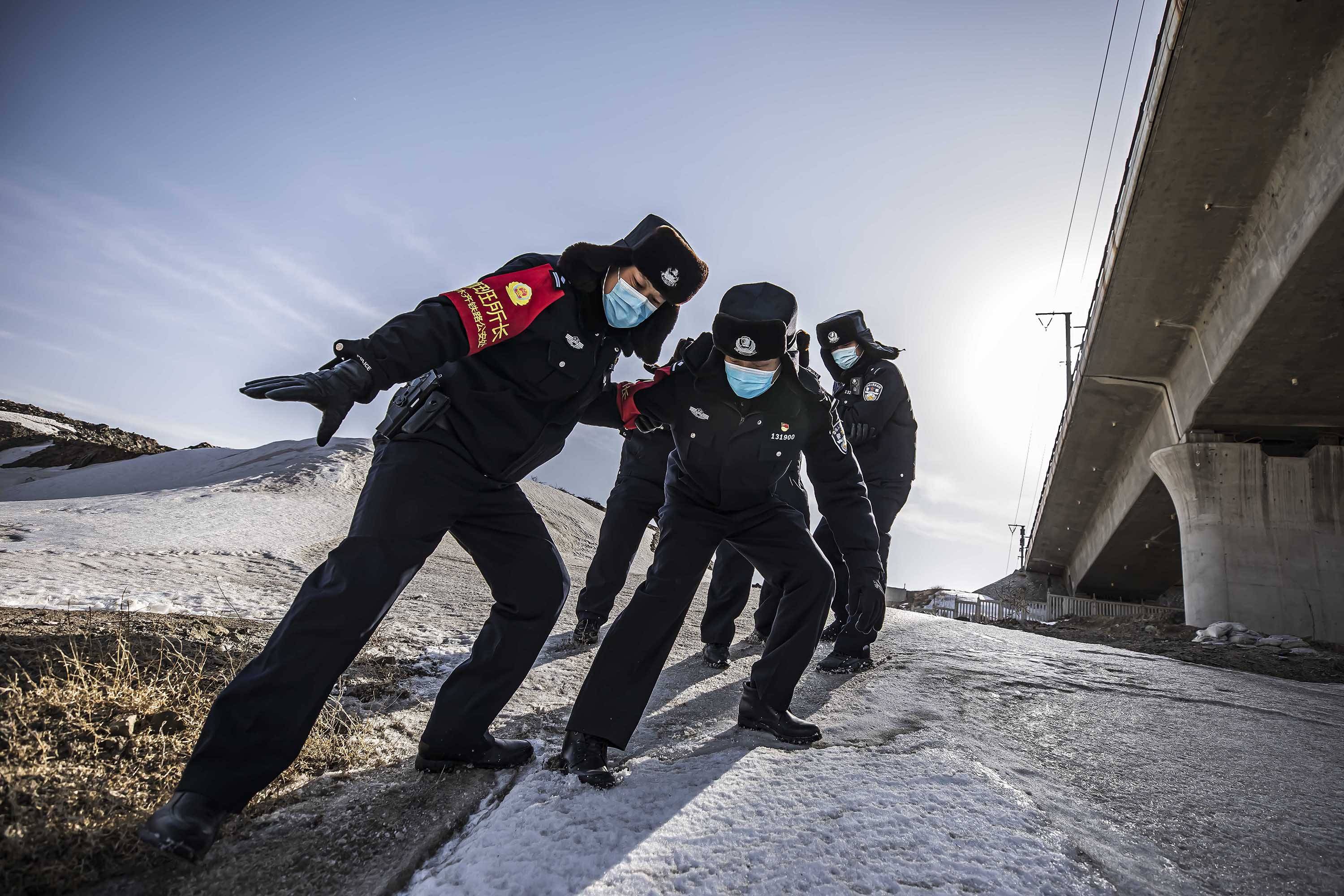 大风中铁警巡线保安全
