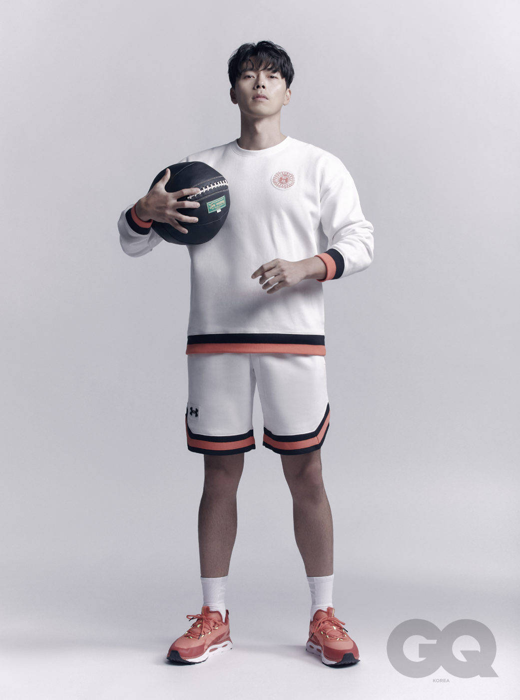 演员玄彬最新时尚品牌画报公开活力四射健康帅气魅力难挡