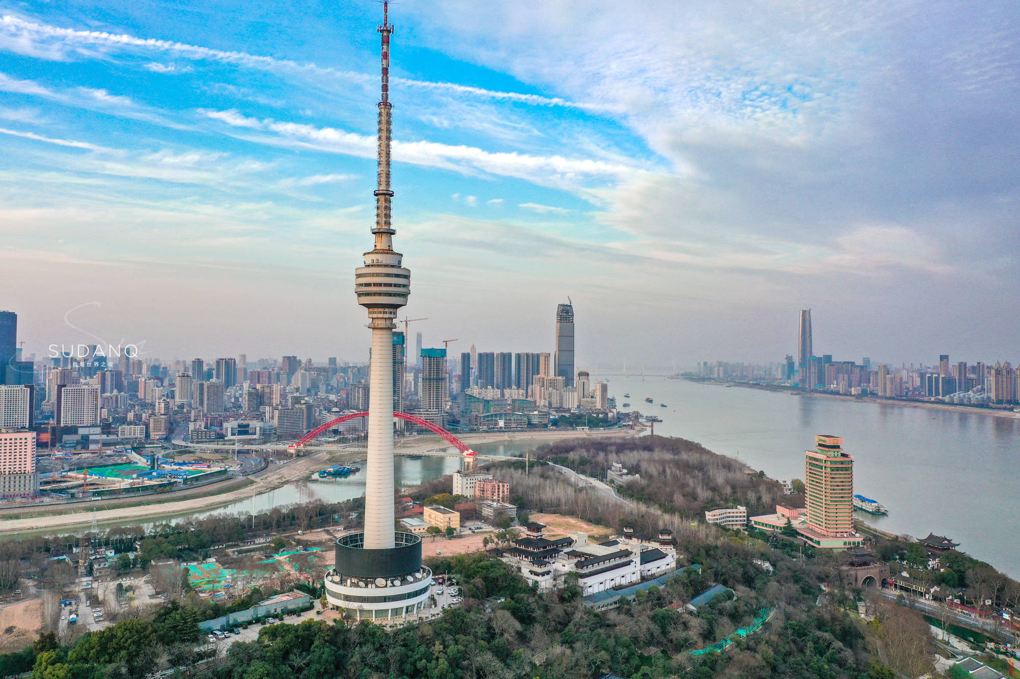 武汉这座两座山分别是“一蛇一龟”：龟山电视塔，曾闻名于亚洲