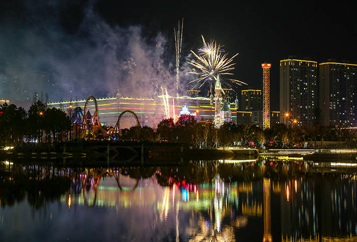 寒冷中看宁波罗蒙环球城烟火盛宴_燃放烟花