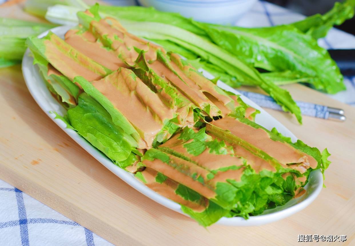 麻酱拌油麦菜香浓的芝麻酱包裹着爽脆的油麦菜,浓郁与清爽的碰撞,鲜香