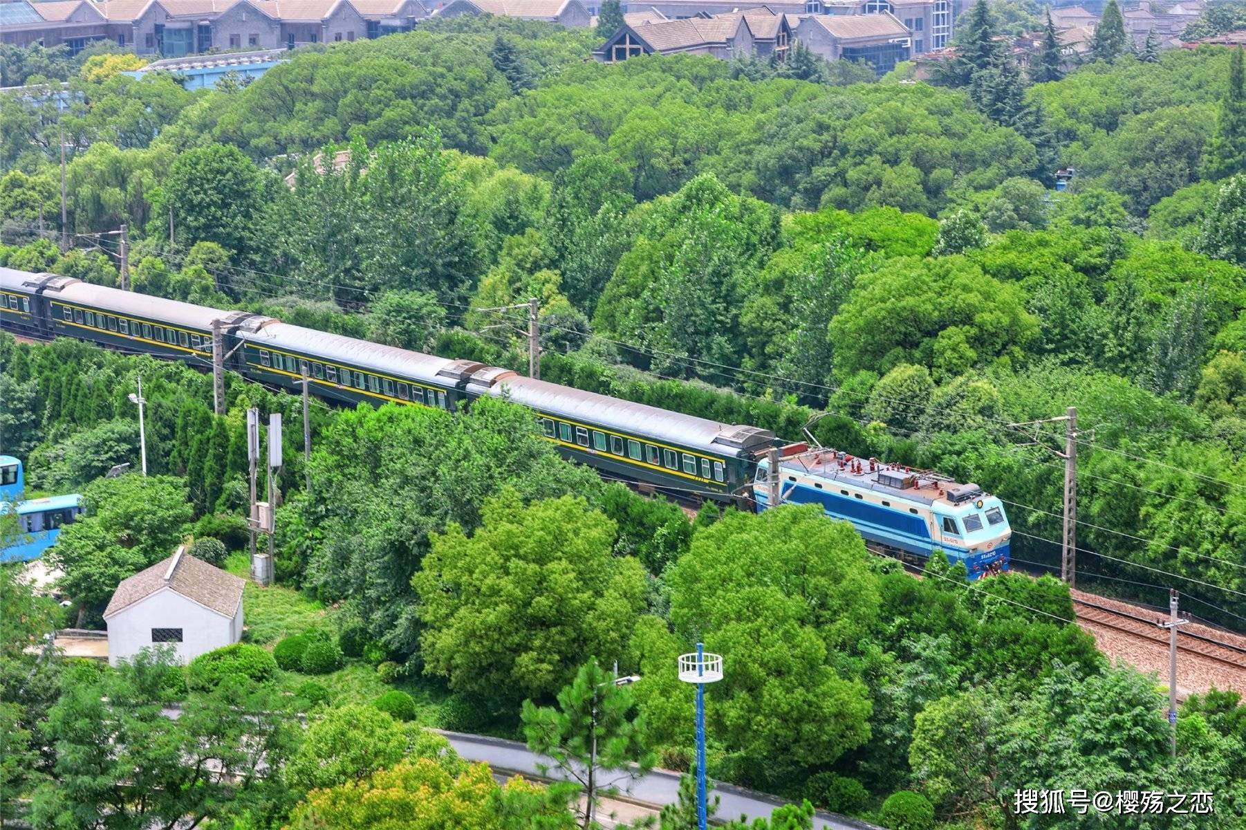 中国境内行程最远的火车，全程4976公里，上车还得签“生死状”