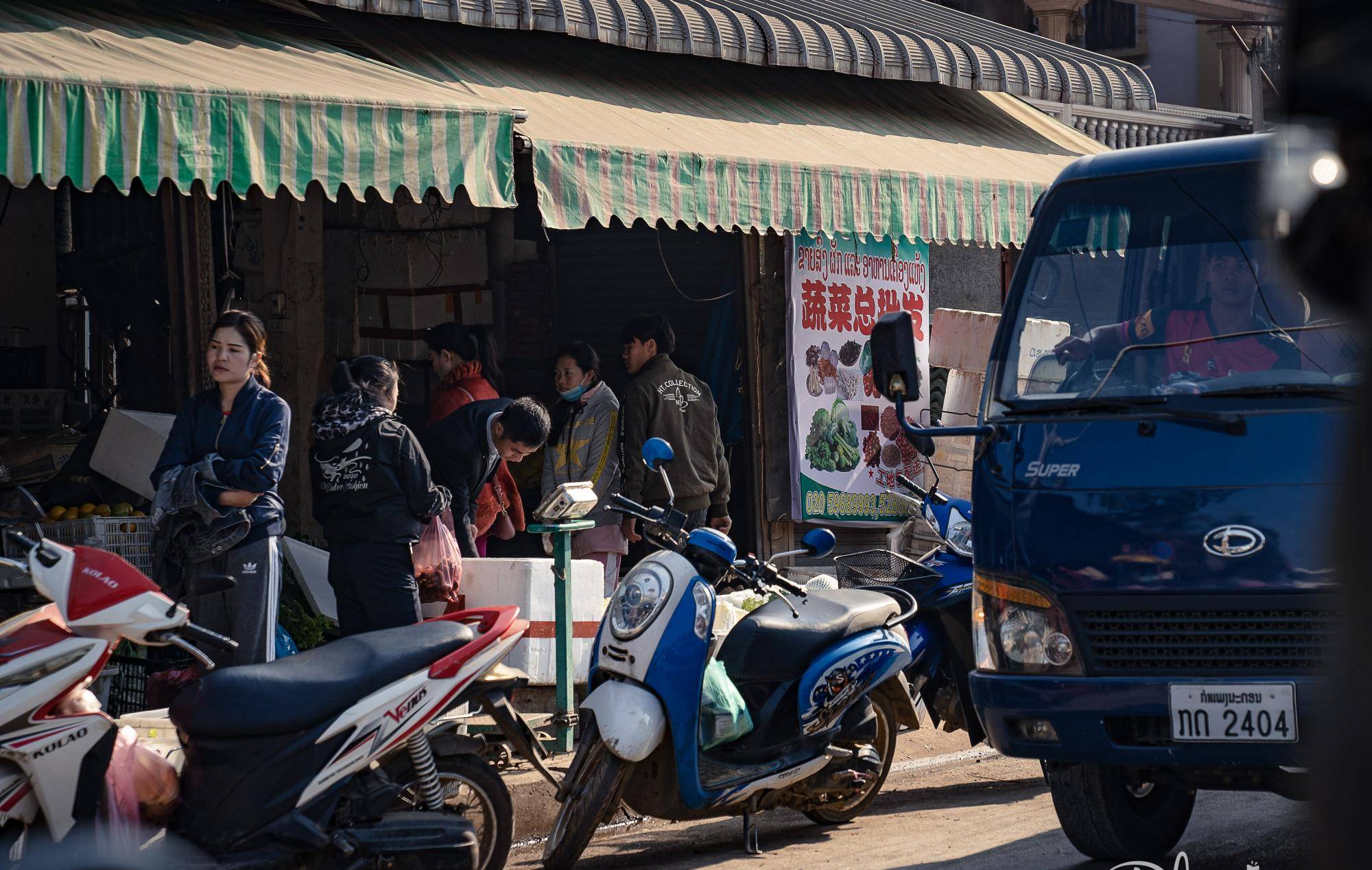 琅勃拉邦旅行，探访当地菜市场，偶遇嫁中国男人的漂亮老挝妹