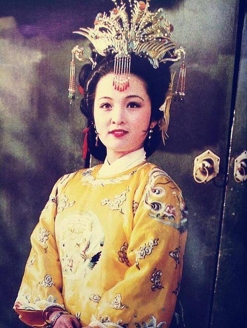 贾元春被人用弓弦缢杀是有史可考的清大妃阿巴亥就是佐证