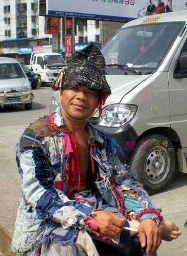 安徽最励志乞丐,不顾家人劝阻学手艺卖艺行乞,现住别墅身家千万_生活