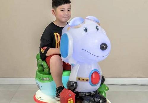 后来,李老板通过观察发现,很多门口摆放摇摇车的实体