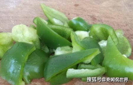 把肉馅放进青椒里怎么做 4ecf05bedc994b8e9b607ee0db1acda1.jpeg