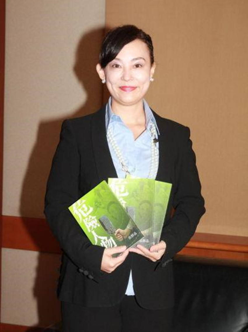 当演员红遍香港,当老板跻身前十的翁静晶,为何给贼王叶继欢辩护