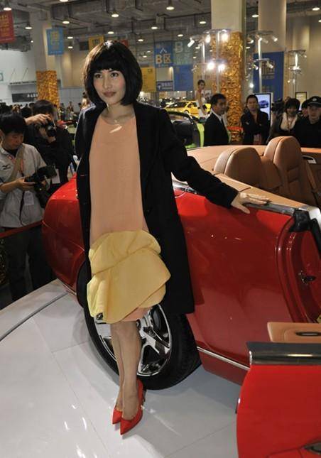 何超仪久违现身,才47岁已经像个老年人了,化妆也难掩沧桑!