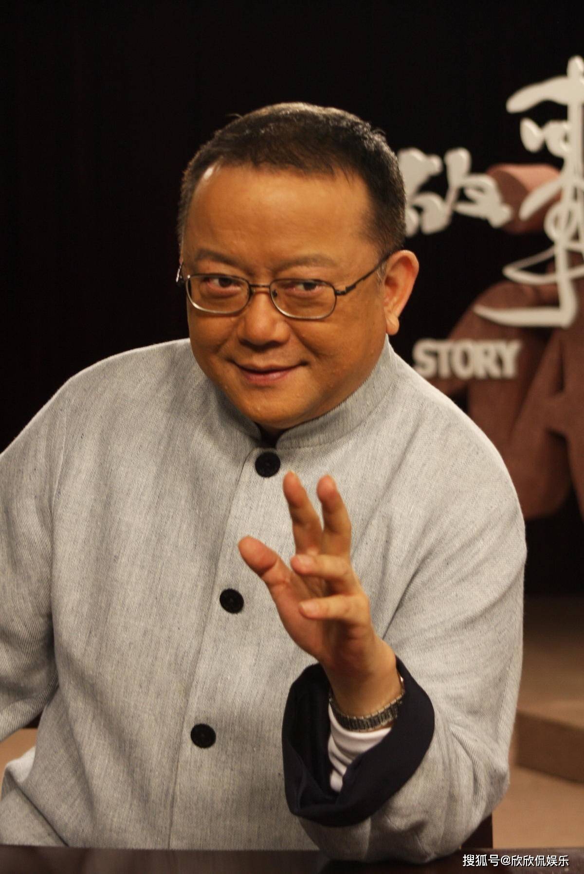 《天下收藏》是当年很火的一档鉴宝综艺类节目.由王刚出任节目主持.