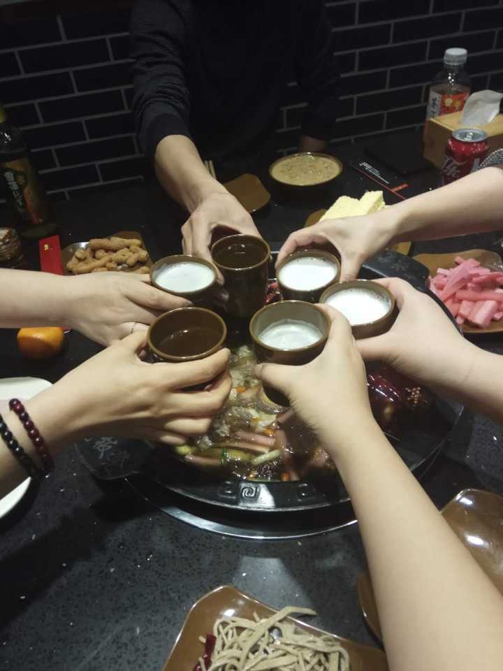 放慢吃饭的速度,一口饭咀嚼20~30次,给身体足够的时间接受饱腹信号