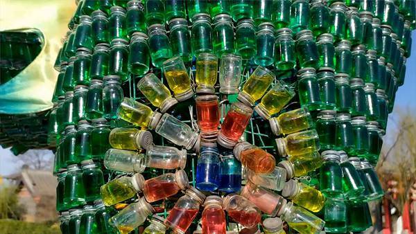 景区用废弃玻璃瓶制作巨型麒麟花灯 游客：给这个创意点赞