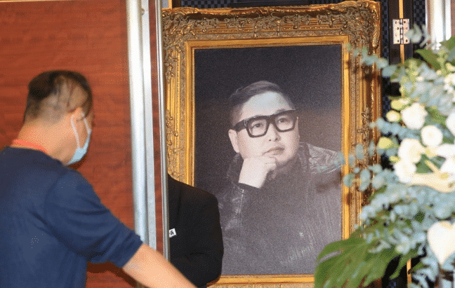 位是《美人鱼》执行导演钱国伟,曾四次去日本做免疫治疗,去年不幸病逝