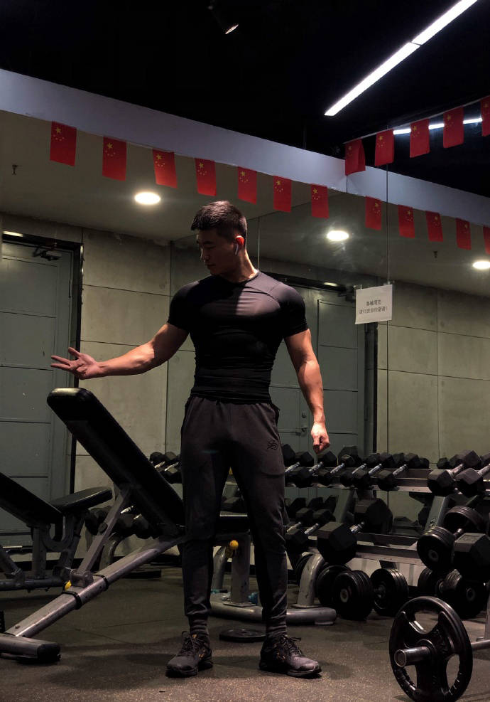 爱健身的山东爷们八年如一日撸铁练就满身腱子肉