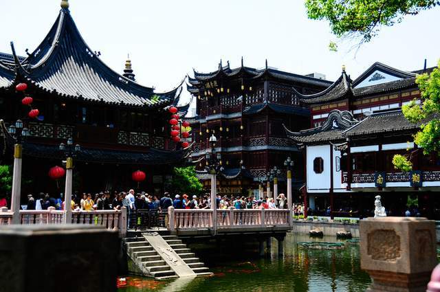 点特产伴手礼,泰康的零卖饼干,新雅的粤菜和广式点心,燕云楼的片皮鸭